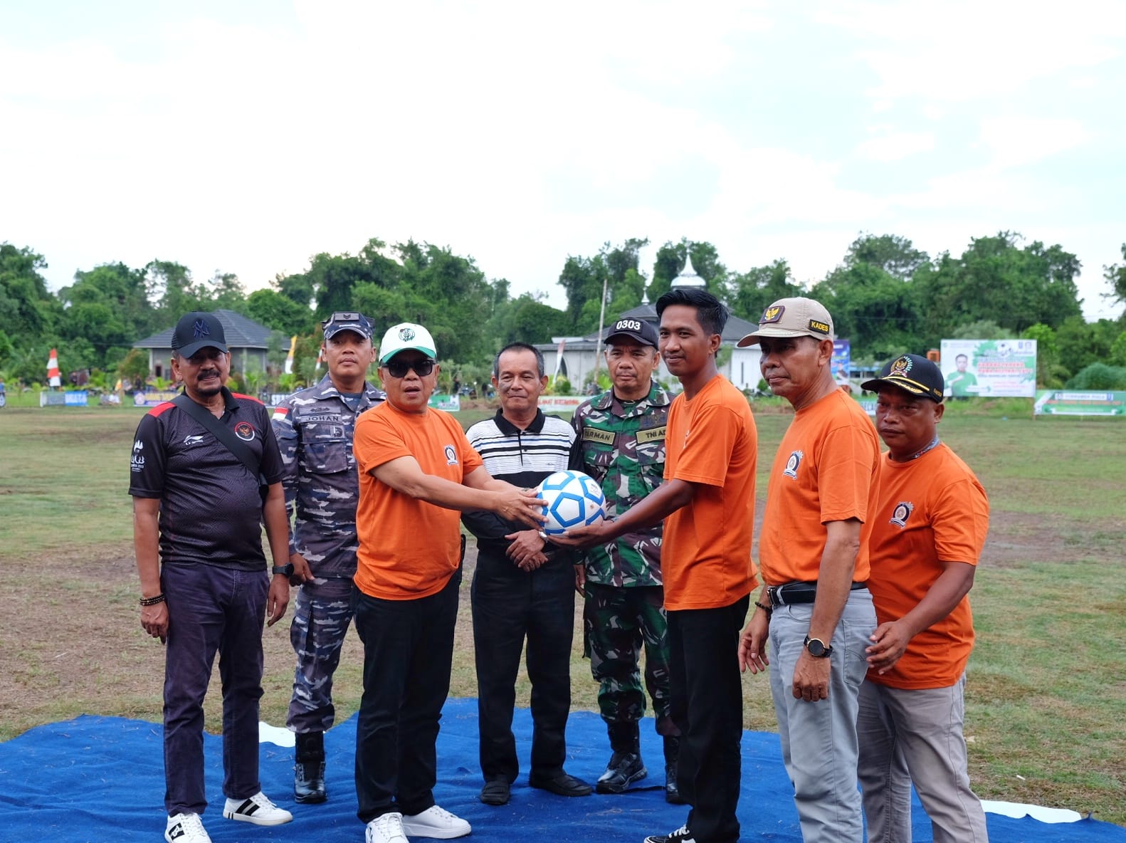 Acara pembukaan turnamen tersebut ditandai dengan penyerahan bola dari Plt Bupati kepada Ketua Panitia