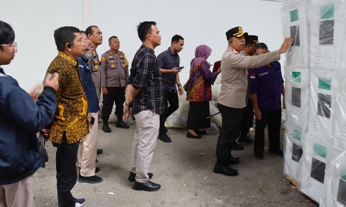 Kapolresta Pekanbaru, Kombes Jeki Rahmat Mustika saat meninjau gudang logistik KPU Pekanbaru.(foto: bayu/halloriau.com)