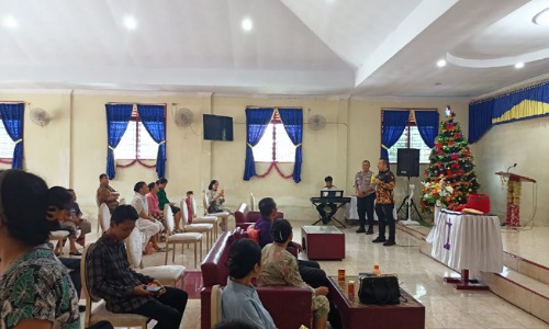 Kasat Narkoba Polresta Pekanbaru menyampaikan imbauan Pemilu damai di gereja.(foto: istimewa)