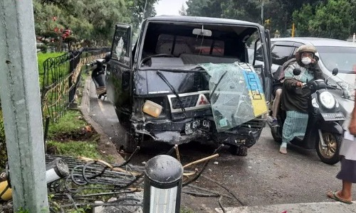 Mobil pickup pengangkut ayam potong ringsek di dekat Bundaran Zapin Pekanbaru.(foto: antarariau.com)