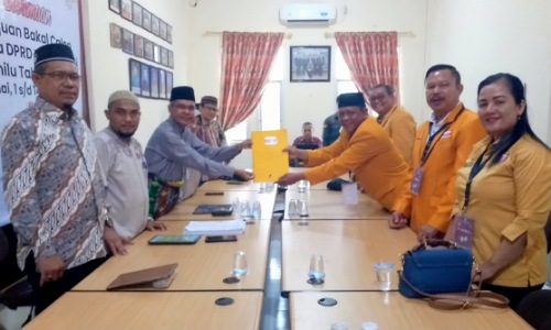 KPU Dumai menerima berkas Bacaleg dari Partai Hanura Jumat (12/5/2023).(foto: bambang/halloriau.com)