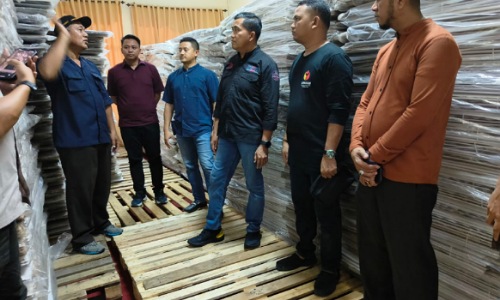 Direktur Intelkam Polda Riau, Kombes Pol Sutrisno saat meninjau logistik Pemilu 2024 di Bengkalis.(foto: zulkarnaen/halloriau.com)