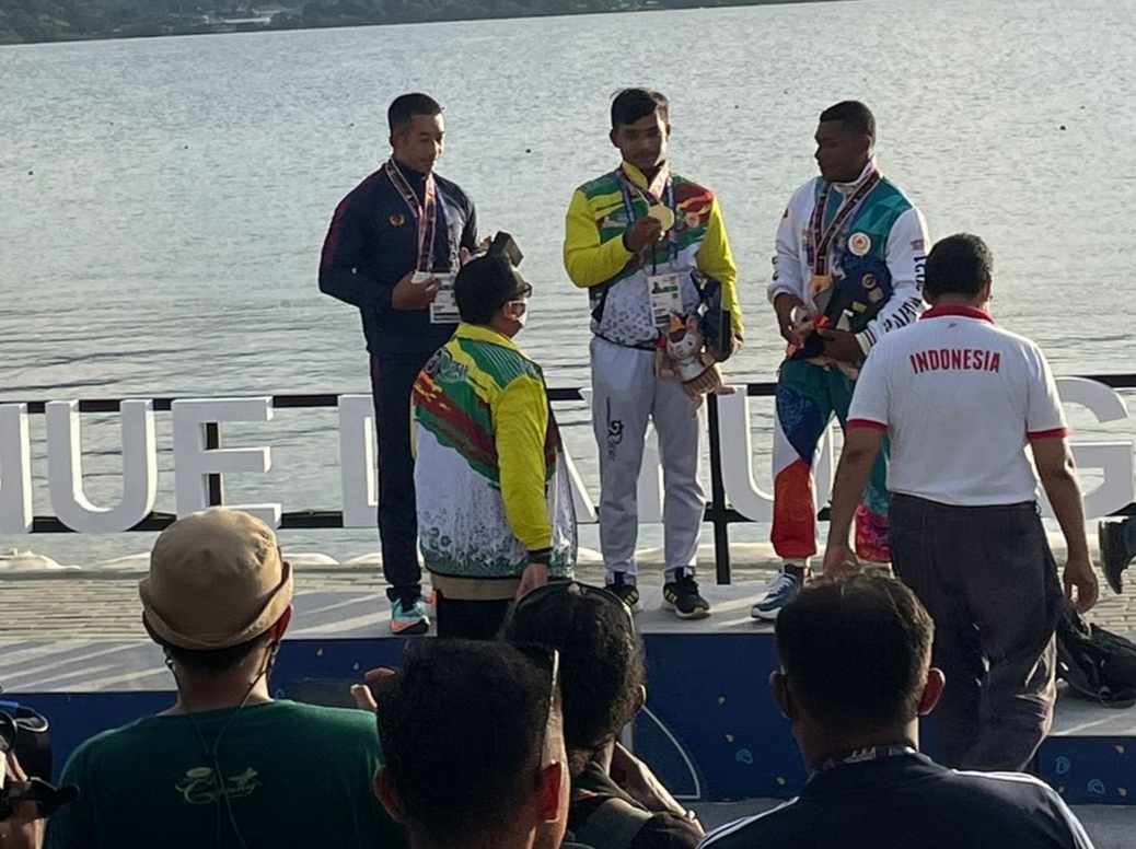 Atlet cabang olahraga dayung kontingen Provinsi Riau, Nopriadi mendapat medali emas PON XX Papua 2021 dari nomor canoe slalom putra, Minggu (3/10). (Ist)
