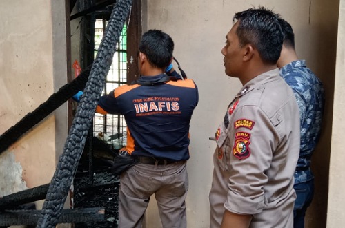 Kebakaran Rumdis Perkebunan dan Peternakan Pelalawan.(foto: andi/halloriau.com)