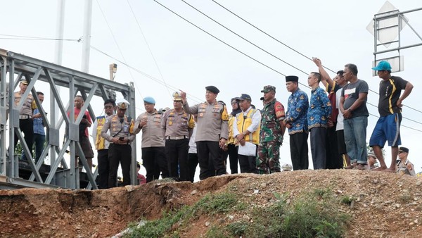 Kepala BPJN Riau, Yohanis bersama Kapolda Riau, Irjen M Iqbal tinjau perbaikan jalan longsor Tanjung Alai (foto/ist)