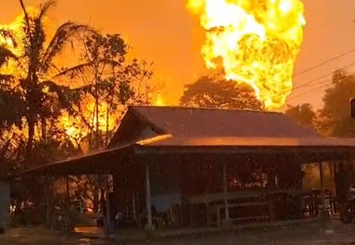 Semburan api setinggi 15 meter saat ledakan pipa gas milik PT TGI di Inhil.(foto: int)