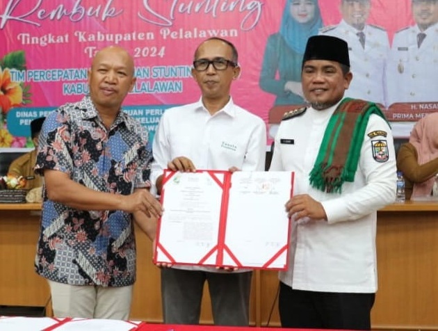 KIKA: Group Manager PT Inti Indosawit Subur (PT IIS) Marpituah Saragih, Stunting Reduction Coordinator Tanoto Foundation Dedi Triadi dan Bupati Pelalawan, Zukri.