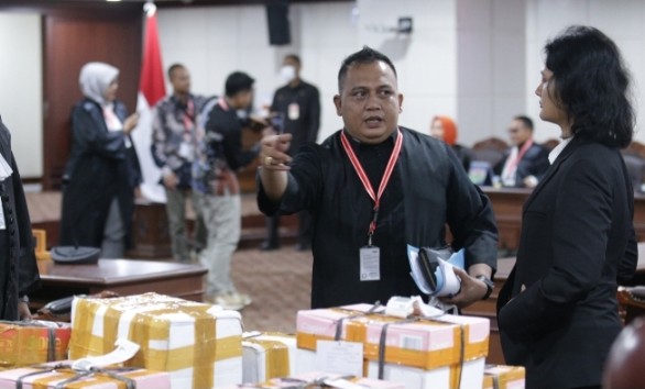 Kuasa hukum Paslon Muflihun-Ade Hartati menyerahkan bukti usai sidang sengketa Pilwako Pekanbaru (foto/mkri.id)