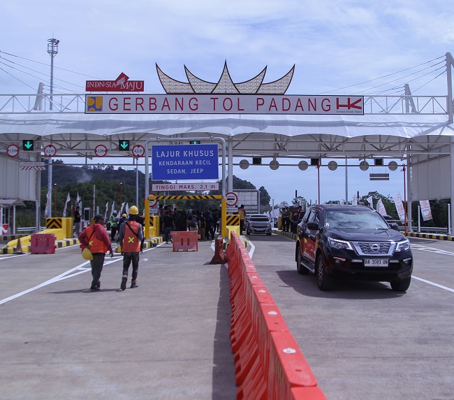 Gerbang tol Padang–Sicincin.