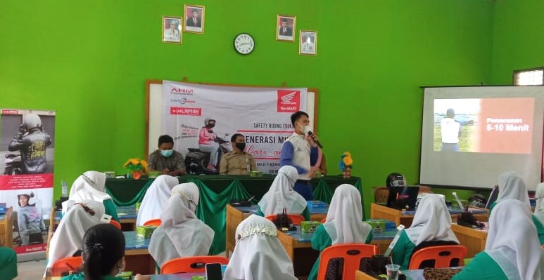 PT Astra Honda Motor (AHM) besama PT Capella Dinamik Nusantara (CDN) Main Dealer Honda wilayah Riau saat menanamkan ilmu keselamatan berkendara di SMK Swasta Nasional Pelalawan dan SMKN 1 Kerinci Kanan.