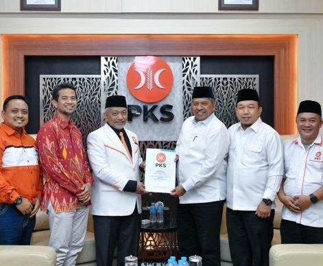 Bakal Pasangan Calon Bupati Siak Alfedri - Husni Merza terima SK DPP PKS untuk maju Pilkada Siak 2024.