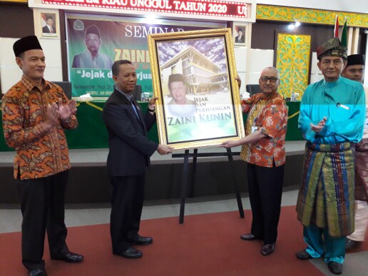 Penyerahan cover buku Zaini Kunin oleh Rektor UIR Prof. Syafrinaldi kepada Abdul Kudus disaksikan Ketua Umum YLPI Riau Dr. Nurman dan ketua panitia seminar Ir. Fachri Yasin.