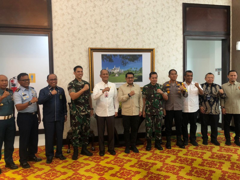 Menekraf/Kabekraf, Teuku Riefky Harsya, tiba di Bandara Sultan Syarif Kasim II, Pekanbaru (foto/Mimi)