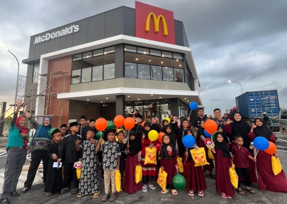 Tidak hanya bermain dan aktivitas seru, 50 anak yatim yang diundang berdoa bersama demi kelancaran McDonald’s Tanjung Uncang (foto/ist)