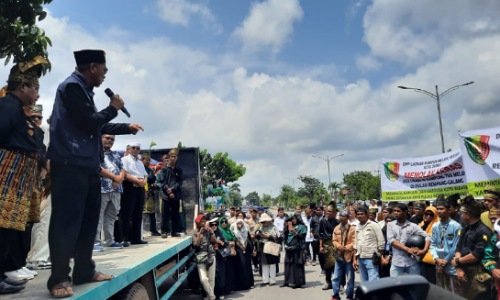 Ratusan Massa Aliansi Solidaritas Melayu Kota Dumai Turun ke Jalan Suarakan Bela Masyarakat Rempang, Senin (18/9/2023).(foto: bambang/halloriau.com)