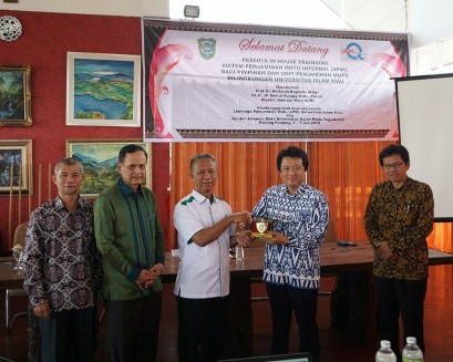 Rektor Universitas Islam Riau Prof Syafrinaldi dalam acara In House Training Sistem Penjaminan Mutu Internal di Aie Angek Cottage Padang Panjang, Sabtu (6/7).