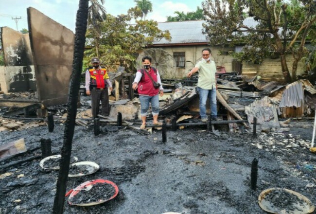 Satu keluarga tewas terjebak api kebakaran rumah di Inhi. 