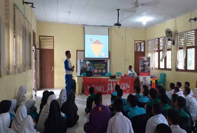 Tim Safety Riding Edukasi Ilmu Berkendara Siswa SMKN Pangkalan Lesung