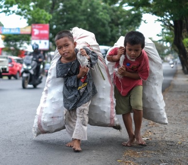 ilustrasi: Beratnya tekanan ekonomi membuat anak-anak yang seharusnya bersekolah dan bermain terpaksa bekerja untuk membantu orang tua mereka mencari nafkah.(foto sindonews)