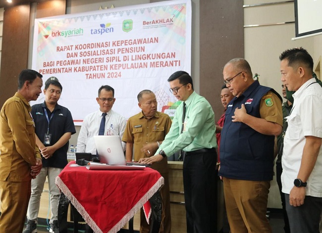 BKPSDM menggandeng BRK Syariah dalam kegiatan Rapat Koordinasi Kepegawaian dan Sosialisasi Pensiun bagi Pegawai Negeri Sipil di Lingkungan Pemkab Meranti Tahun 2024. 