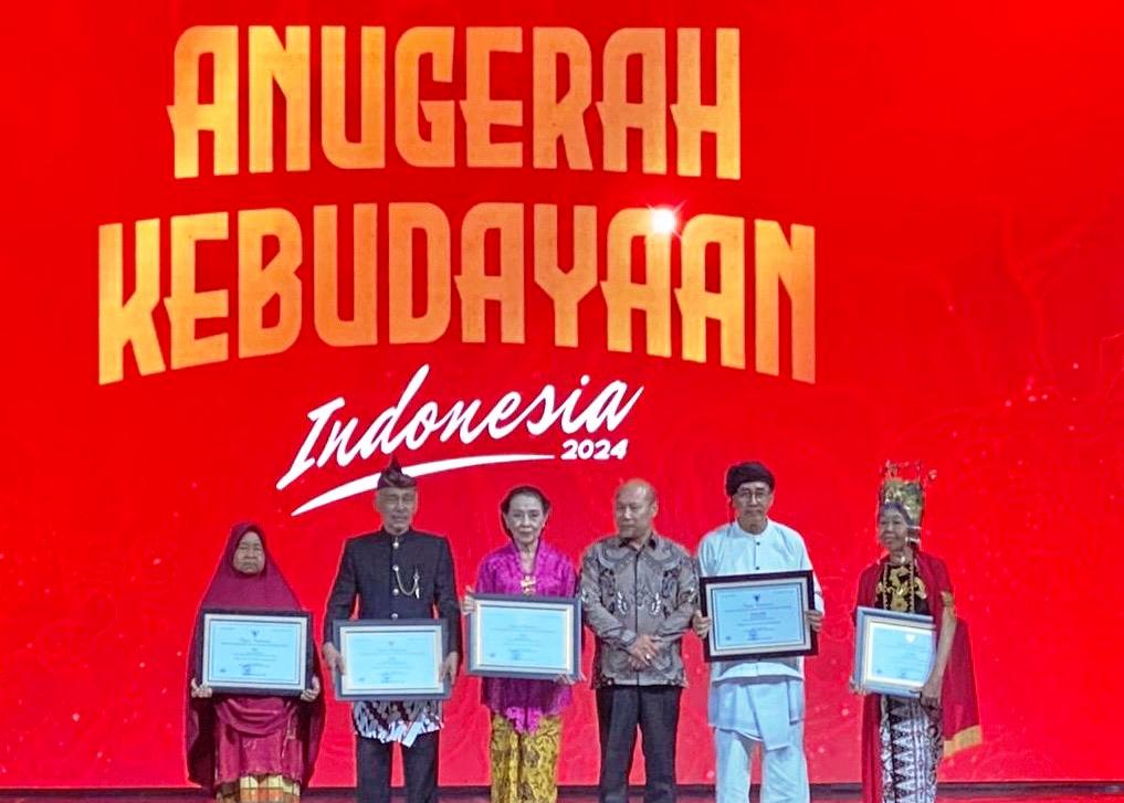 Mak Baiya raih penghargaan AKI 2024.(foto: istimewa)