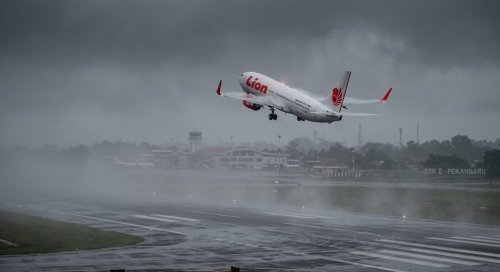 Pesawat Lion Air gagal mendarat di Bandara SSK II Pekanbaru akibat gangguan jarak pandang.(ilustrasi/AI/halloriau.com)