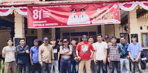 Puluhan pekerja PT MBM saat mendatangi Kantor Disnaker Pelalawan.(foto: andi/halloriau.com)
