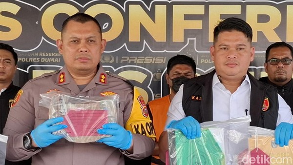 Kapolres AKBP Dhovan Oktavianton (kiri) ekspos perampok bidan di Dumai (foto/detik)