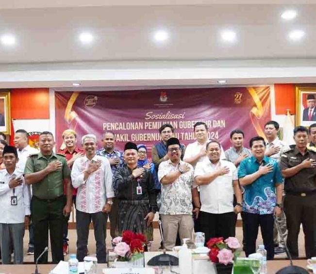 Anggota KPU Riau dan narasumber serta peserta sosialisasi berfoto bersama usai acara di aula kantor KPU Riau, Senin (5/8/2024).