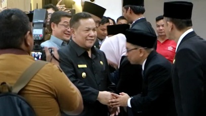 Plt Gubri, SF Hariyanto usai melantik 13 pejabat eselon II Pemprov Riau, dua pejabat absen (foto/BPC) 