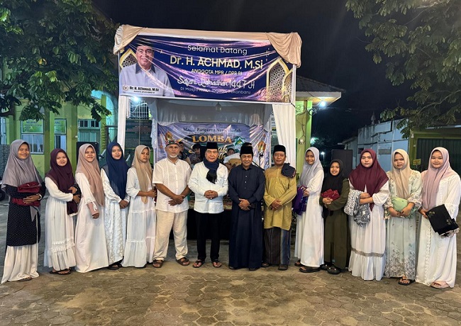 Achmad dan Pengurus Masjid Paripurna Nurul Ibadah bersama anak-anak Panti Asuhan Puteri Nurul Ibadah.