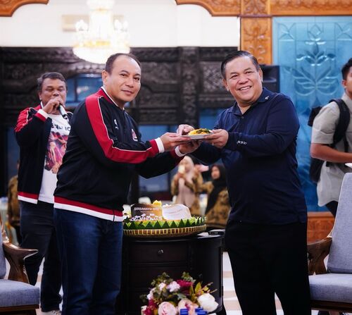 Wakil Gubernur Riau, SF Hariyanto melakukan Perayaan Hari Ulang Tahun (HUT) ke-37 Federasi Panjat Tebing Indonesia (FPTI) secara sederhana di kediaman Wagubri. (Foto: Sri Wahyuni)