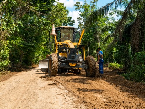 Proses perbaikan jalan di Desa Segati dan Kelurahan Langgam dilakukan dengan dukungan alat berat dari PT RAPP.