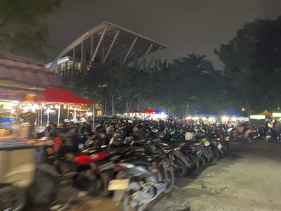 Tarif parkir di di Pasar Kuliner Cut Nyak Dien diduga tidak sesuai dengan Perwako. (Foto: Sri Wahyuni)