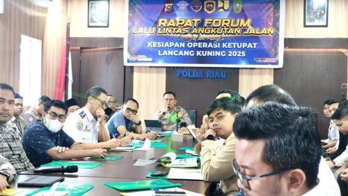 Dirlantas Polda Riau, Kombes Pol Taufiq Lukman Nurhidayat saat memimpin rapat forum LLAJ untuk persiapan menghadapi arus mudik dan balik Lebaran Idul Fitri 2025. (Foto: Tribun Pekanbaru)