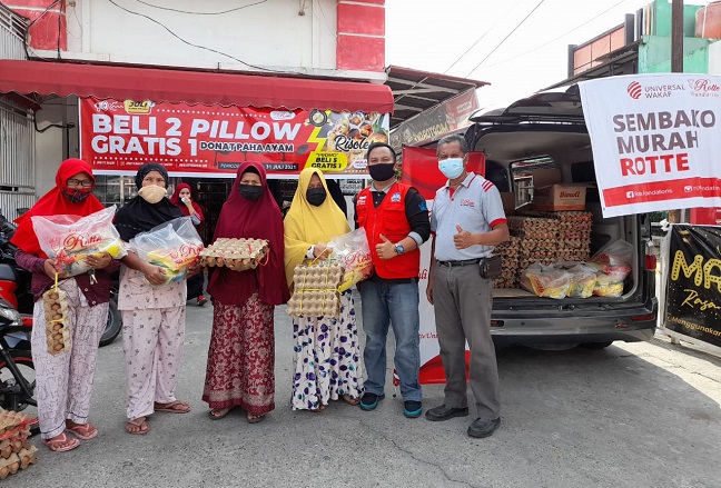 Tim Rotte Foundation foto bersama dengan warga penerima program "Sembako  Murah Rotte.