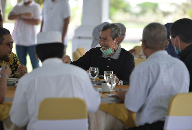 Gubernur Syamsuar saat menjamu tim dokter dan perawat.