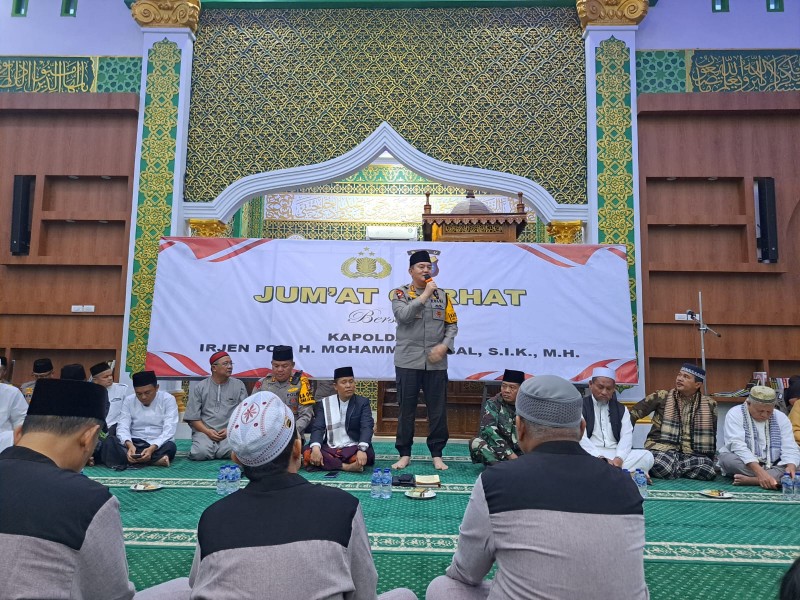 Kapolda Irjen M Iqbal Jumat Curhat yang dilaksanakan di Mesjid Al-Azim, Pangkalan Kerinci (foto/andi)