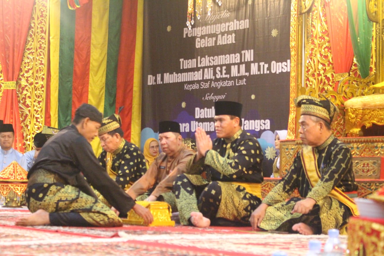 Kasal Laksamana Muhammad Ali menerima gelar kehormatan dari Lembaga Adat Melayu Riau (foto/ist)