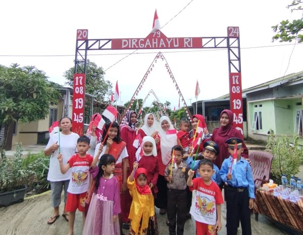 Warga Gang Mawar Sadira Green Village semarakkan HUT RI (foto/ist)