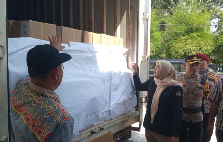 Pendistribusian logistik Pilkada di Kota Dumai (foto/ist)