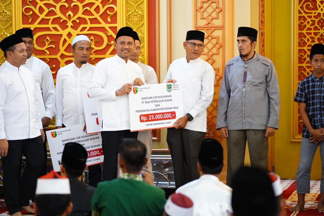 Direktur Kepatuhan dan Manajemen Risiko BRK Syariah, Fajar Restu menyerahkan bantuan CSR Riau Petrolium Rokan ke salah satu pengurus masjid (foto/yuni)