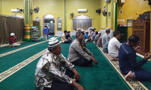 Kegiatan cooling system Polsek Tenayan Raya di Masjid Ali Husni Mentangor.(foto: istimewa)