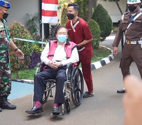 Tersangka korupsi, Bos Duta Palma Surya Darmadi menggunakan kursi roda usai jalani pemeriksaan kasus korupsi di Kejagung.(foto: bayu/halloriau.com)