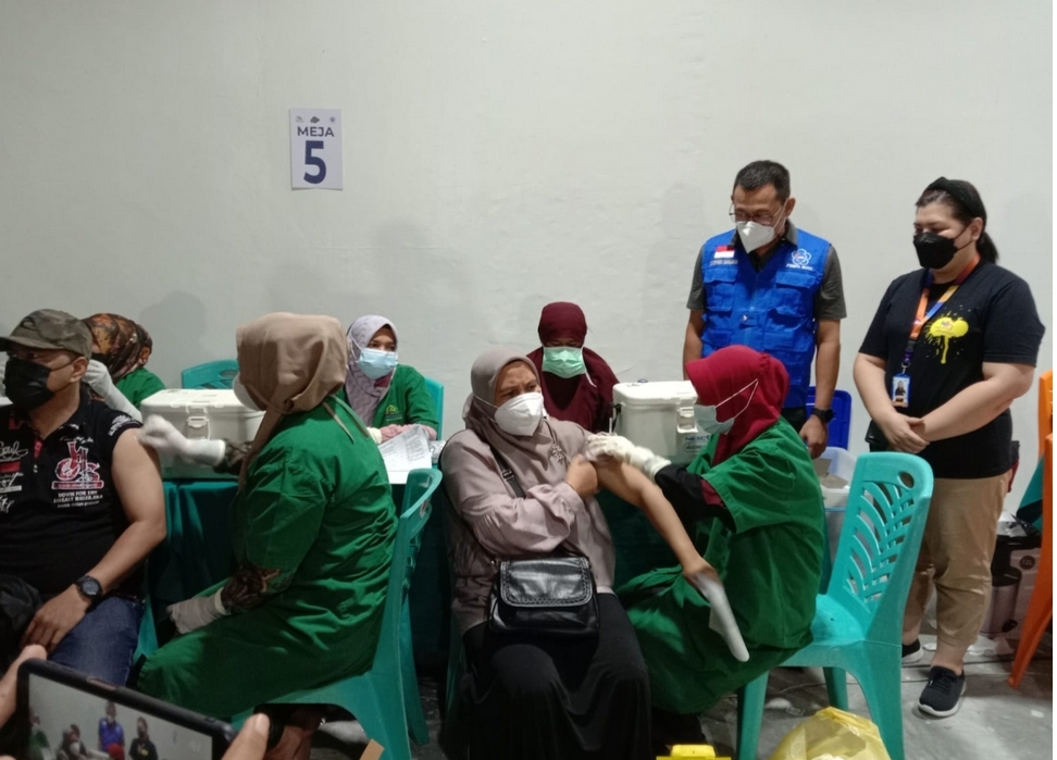Mal Pekanbaru menggandeng organisasi PSMTI Riau adakan vaksinasi Covid-19 untuk 1.800 dosis. 