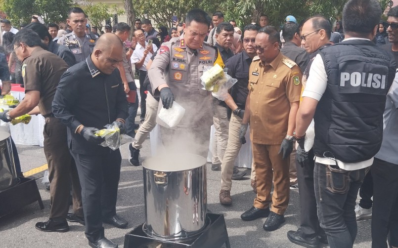 Kapolda Riau, Irjen Iqbal bersama Pj Gubri, Rahman Hadi musnahkan narkoba (foto/Magang2)