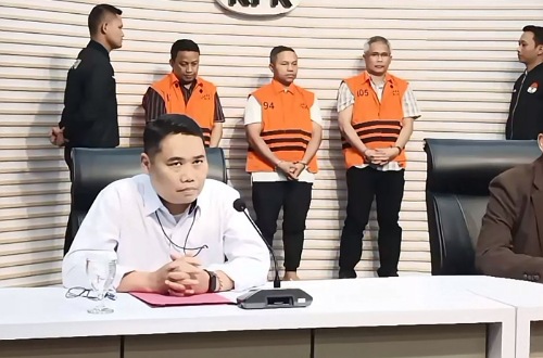 Gubernur Riau, Abdul Wahid jadi tersangka korupsi usai terjaring OTT KPK.(foto: sri/halloriau.com)