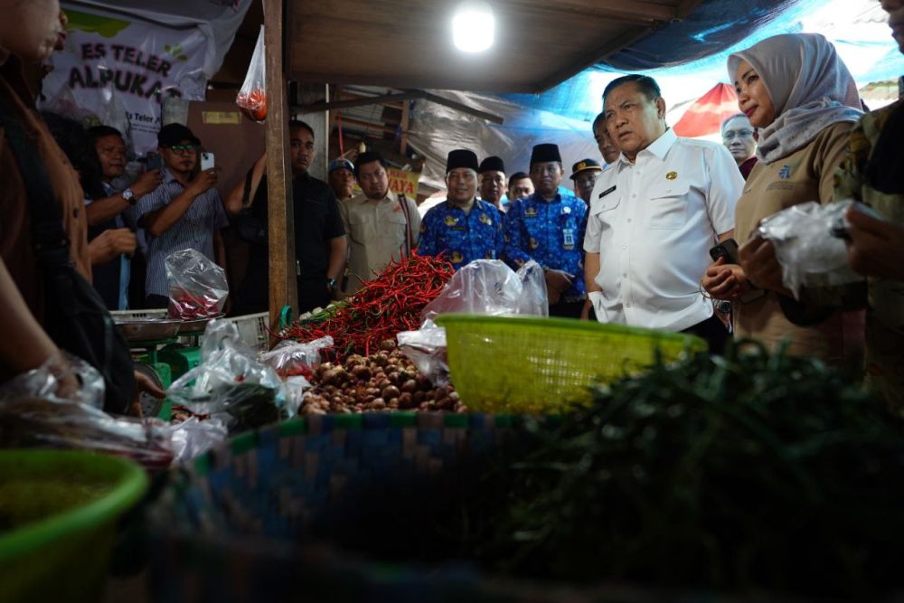 Plt Gubri SF Hariyanto meninjau pasar tradisional beberapa waktu lalu. Foto int