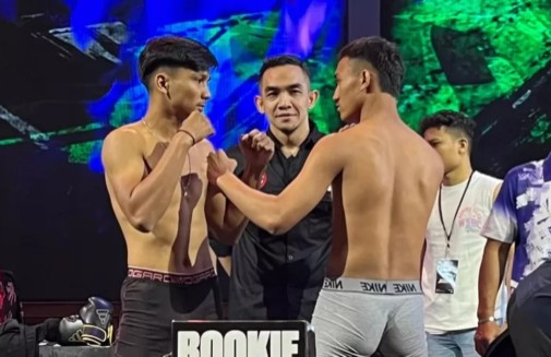 Dua petinju, Dimas dan Ahmad Thoriq dari Riau Blast Team MMA Camp berpartisipasi dalam Rookie Fight Battle Royal (foto/int)