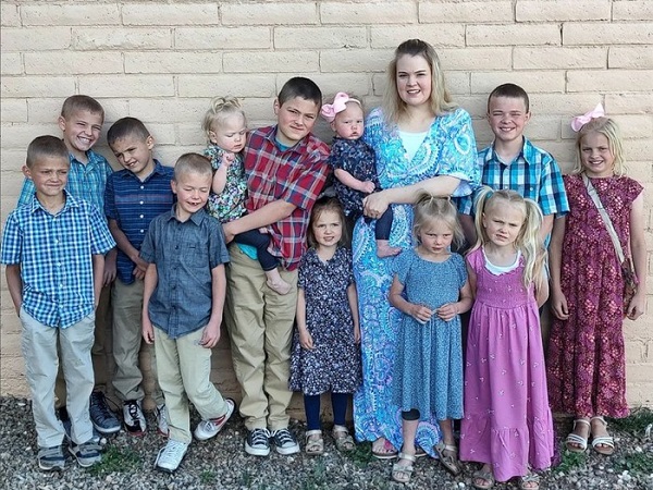 
Courtney Rogers dan 12 anaknyaCourtney Rogers dan 12 anaknya. Foto: Instagram/@littlehouseinthehighdesert